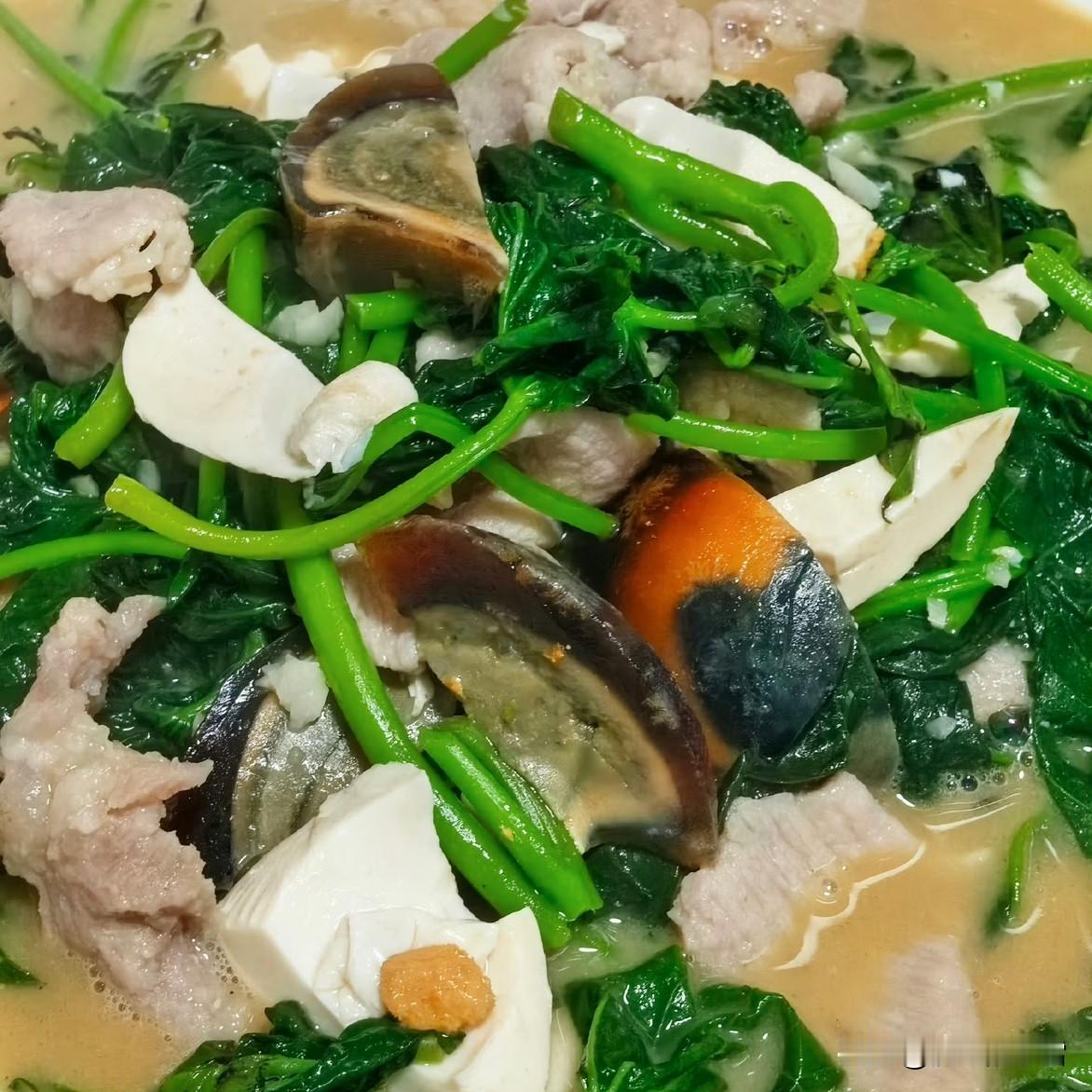 🍲三餐四季，烟火人间。一碗皮蛋豆腐瘦肉浸时蔬，汤色浓郁，食材鲜爽，是味蕾的