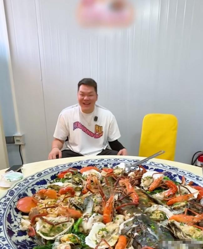 朱芳雨来顺德吃大盘鱼，豪华版，1500元一盘，什么鱼这么贵？服务员说：水库大头鱼