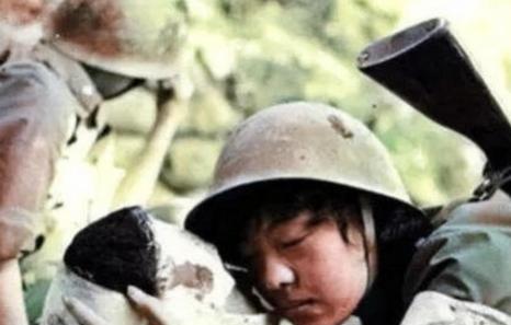 1986年，18岁的战士至死都没尝过爱情的滋味，牺牲前，奄奄一息的小战士，恳求