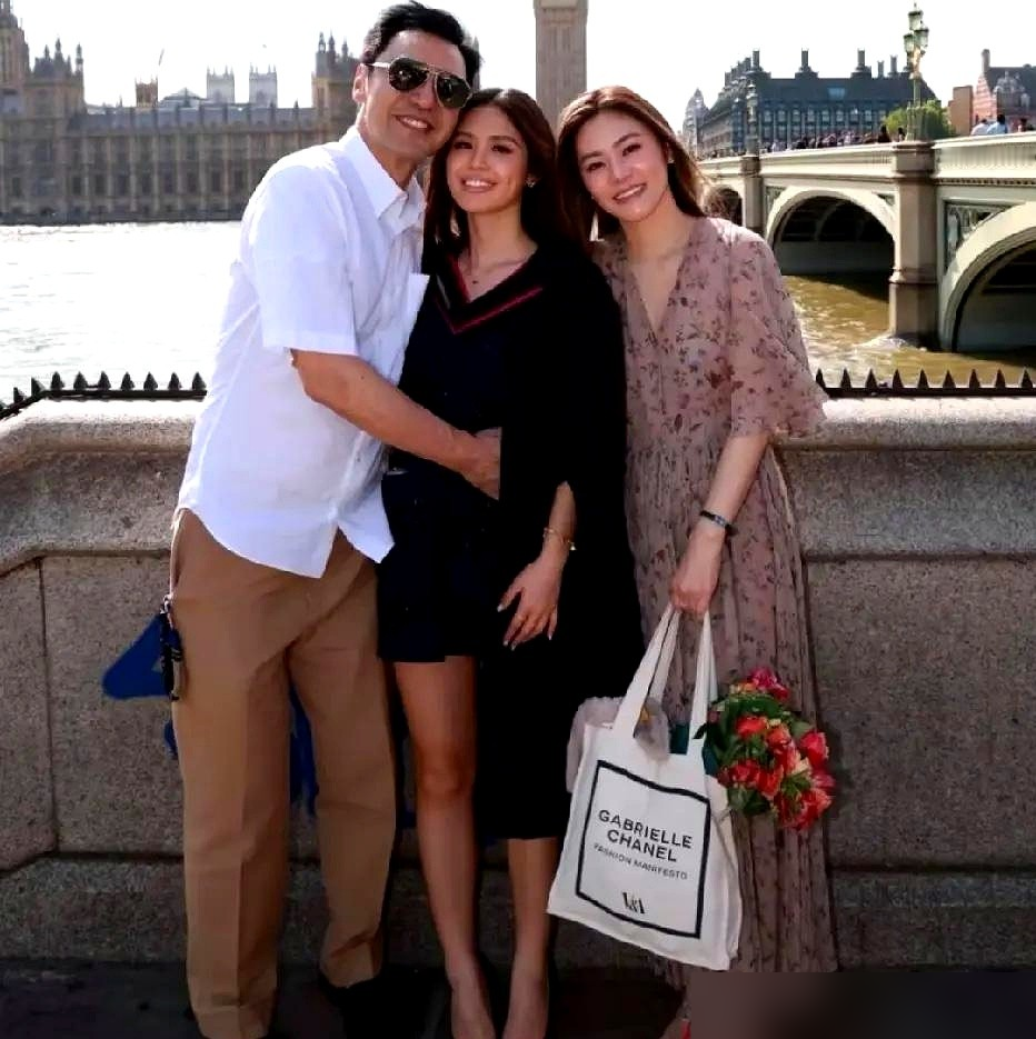 范姜被曝家暴钟镇涛女儿，把脸都打肿了？结果钟嘉晴凌晨直接发长文开撕，骂的是自己亲小姨。16岁的钟嘉晴