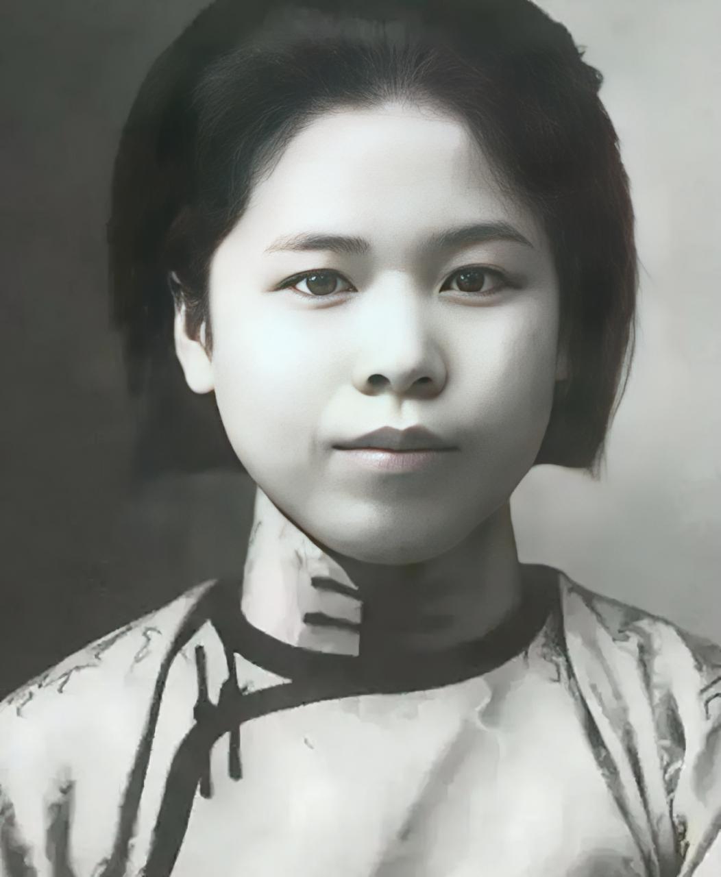 1947年，几个特务，扯下了杨虎城夫人谢葆真的裤子。就在牢房里。当着所有人的面。