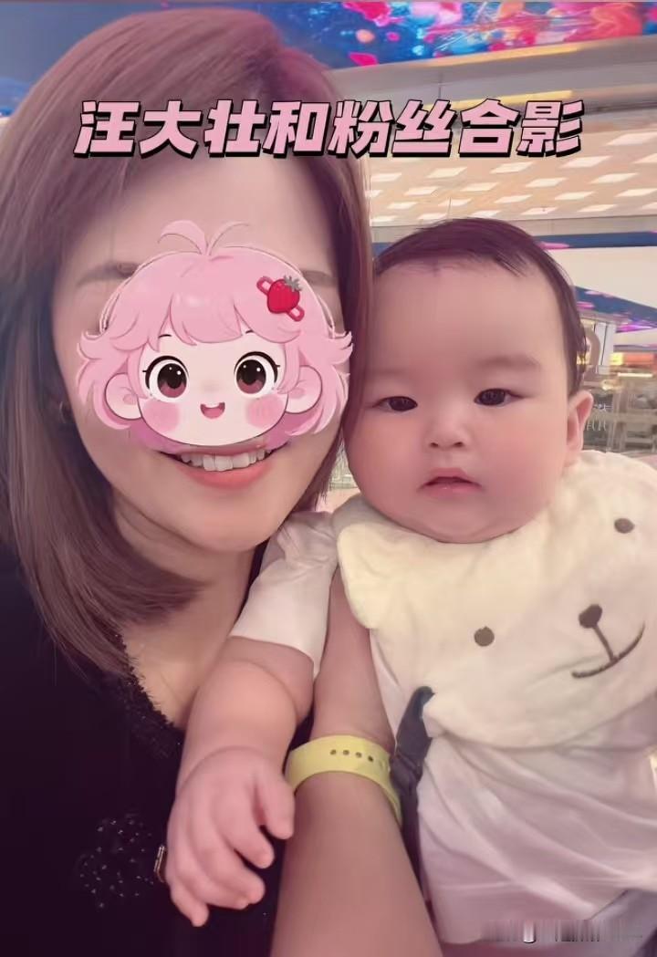 马筱梅的儿子汪宝和粉丝合影，这小模样，妥妥的领导范儿，汪吉辰拍照时，小家伙在认真