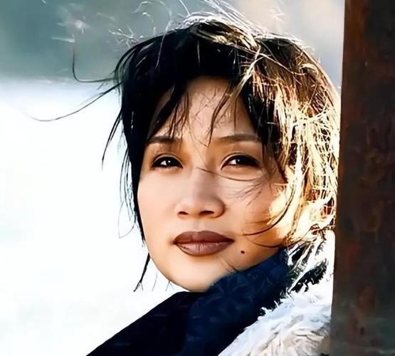 2000年，姜昆在国外偶遇已经出家的李娜，出于好奇，姜昆问她：“你到底为什么出家