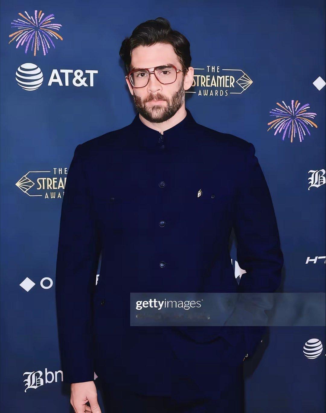 这就叫“文化输出天花板”吧？刷到个美国博主的神操作：先专程跑到天安门看升旗，发视