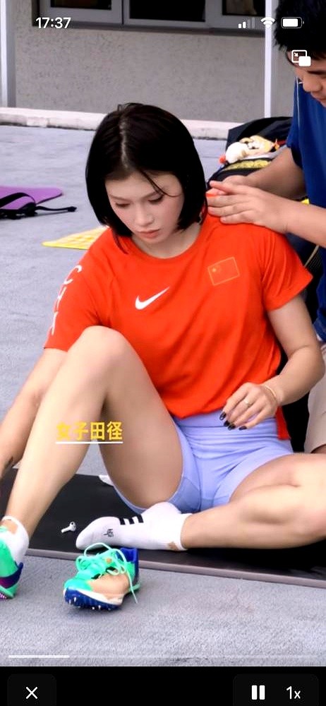 “长得好看才被说整容！”面对全网唾沫星子，吴艳妮直接把话砸在桌上。纹身、化妆、抢跑，这姑娘一站上起跑