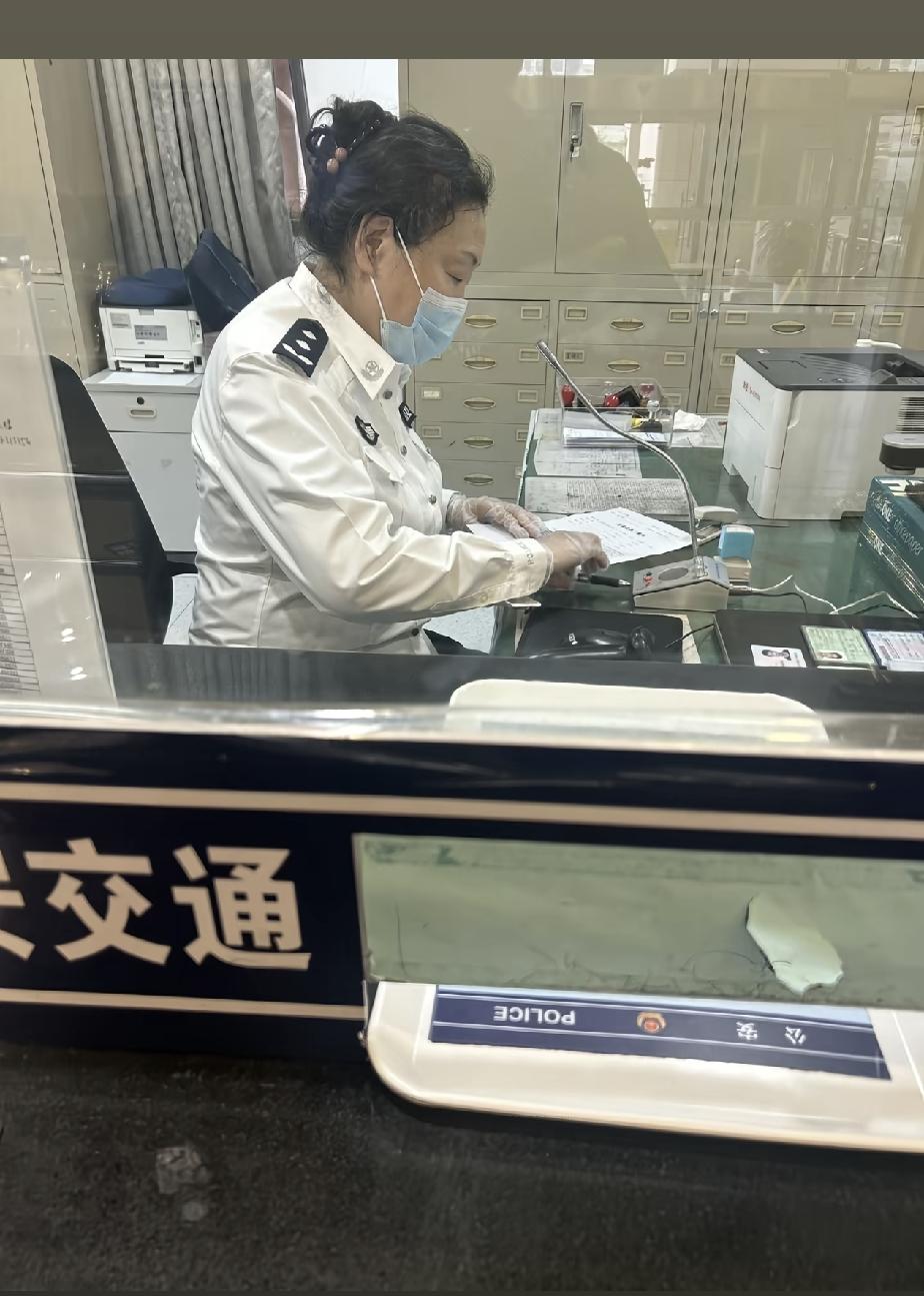 二级警监给处理违章，真是太不可思议啦！要知道二级警监有多厉害啊！二级警监可不