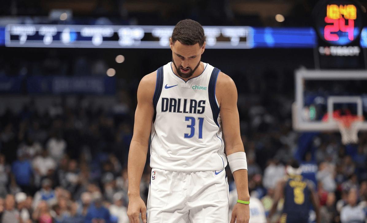 勇士本赛季的低迷，库里的孤独身影和球队的挣扎，成为了球迷们议论的焦点。这几场