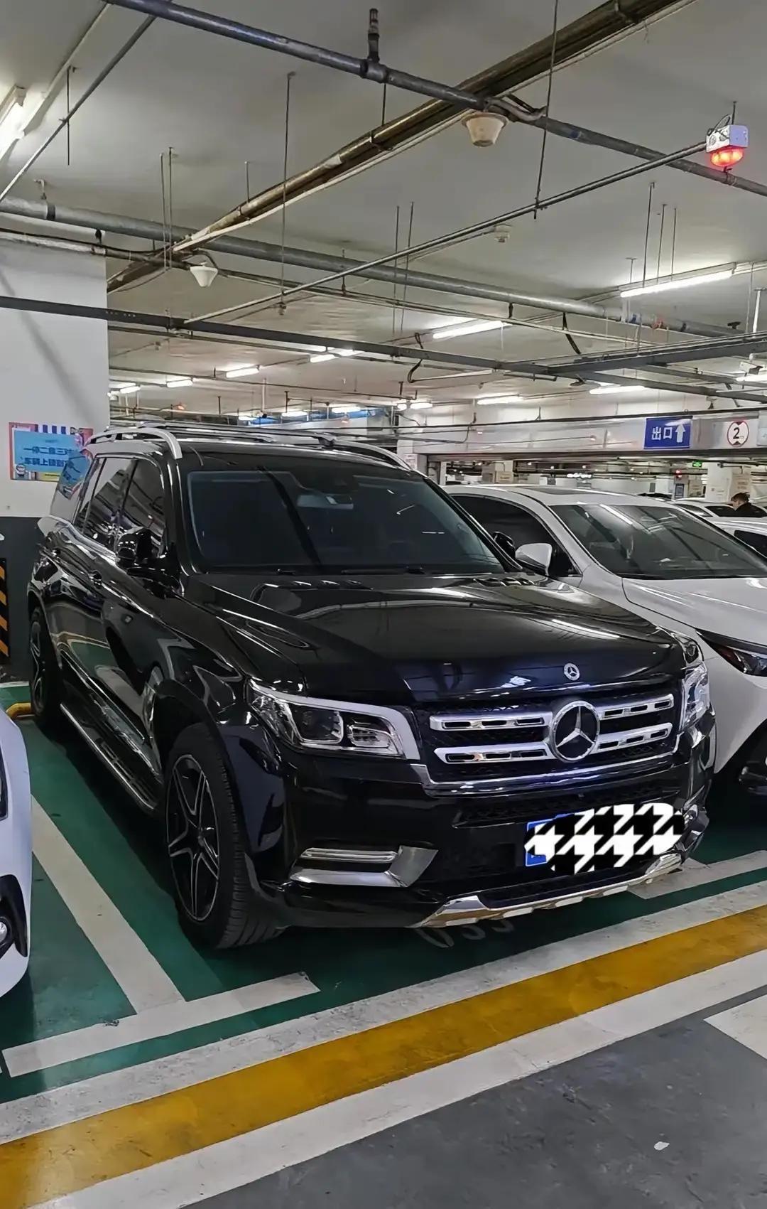 昨晚在商场地库我远远看见一台黑得发亮的GLS500，心里还嘀咕谁家老板这么高调。
