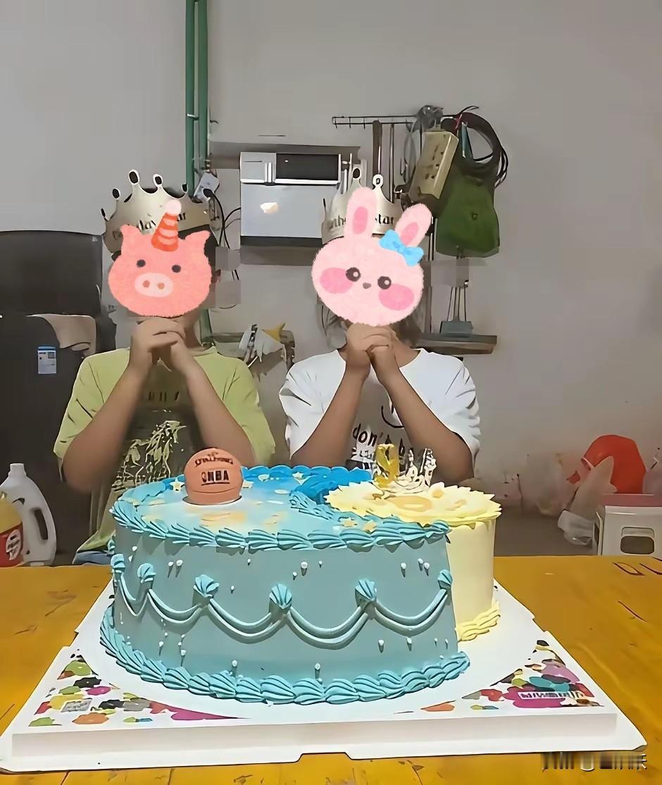 哈哈，一个蛋糕引发的“重男轻女”！家长晒了一个生日蛋糕，本是很温馨的画面，儿女