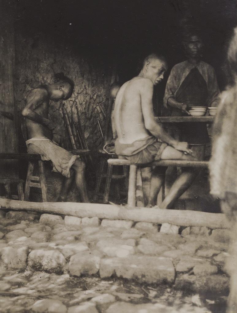原图标注是：正在注射毒品的瘾君子，应该是指左边这个男子，1910年​​​
