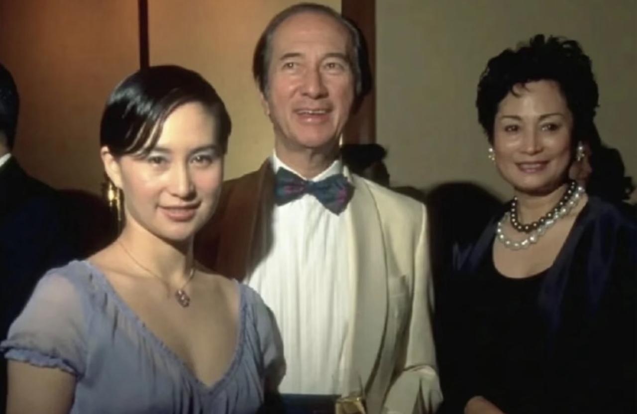 你以为赌王何鸿燊最偏爱的是四房？翻出这张早年顶级慈善晚宴的抓拍旧照才懂，二房的地