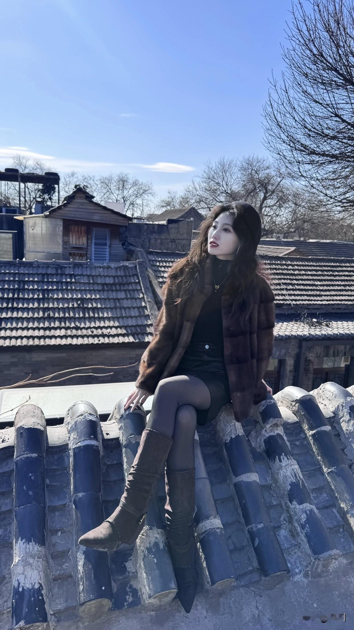 何为女性魅力真正的女性魅力是岁月沉淀的智慧、从容、善良和对生活的热爱，它能穿越时