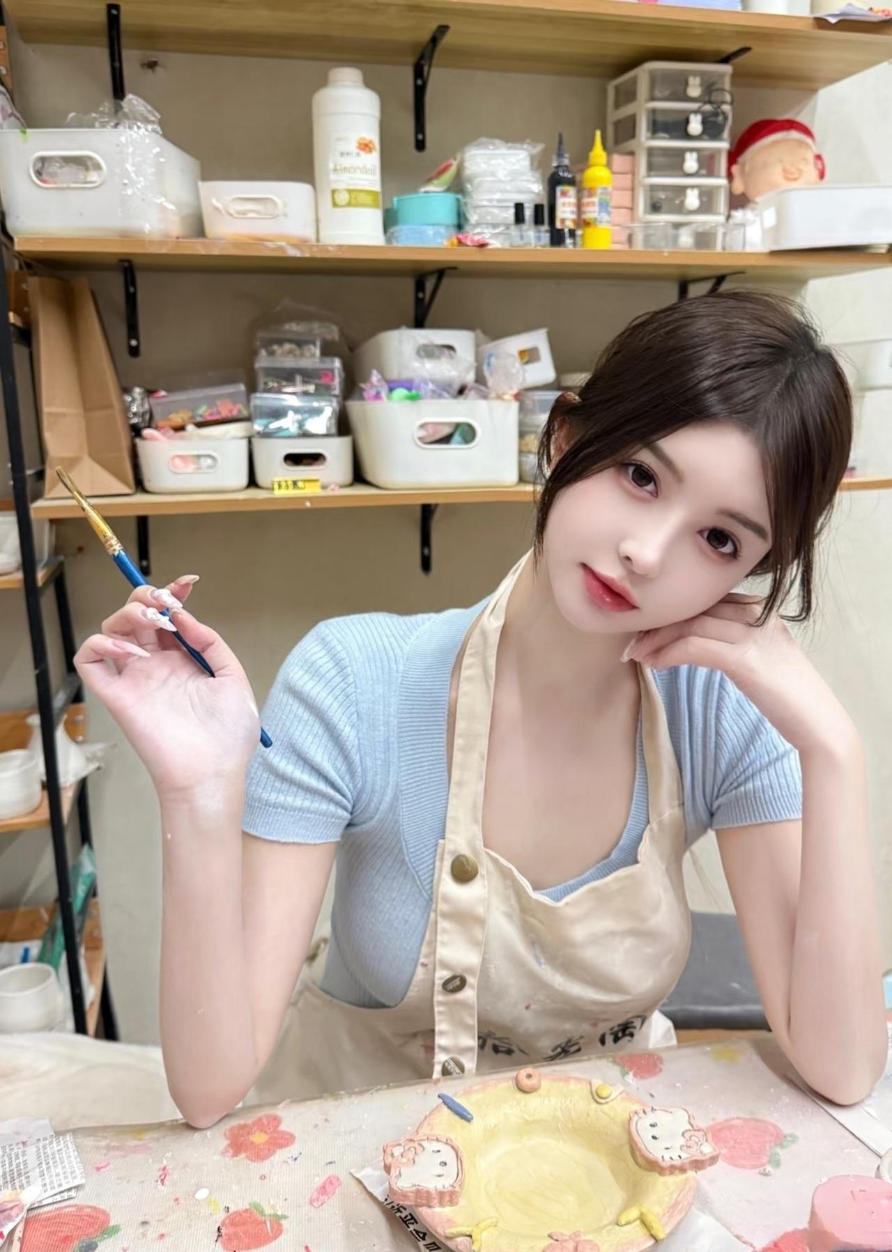 巧手生花，沉浸在创作的快乐中🎨高清美女