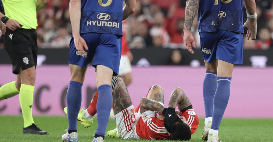 别谈VAR了，足球正在合法化暴力。穆里尼奥摔出一段录像：对方前锋的肘击，直奔奥