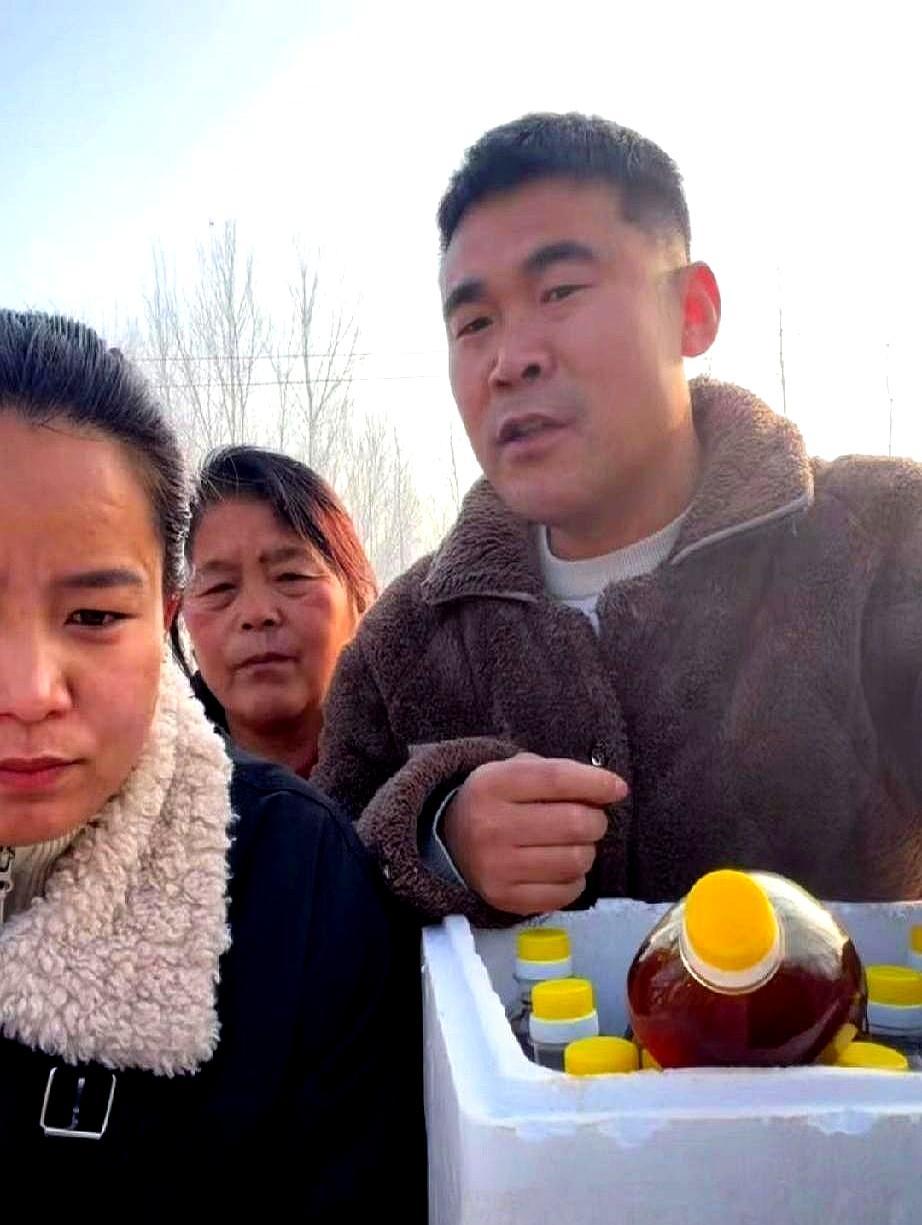 一场直播丢了金耳环和门锁，在线人数却翻了三倍。婆婆带着儿子阿杜，突然冲进镜