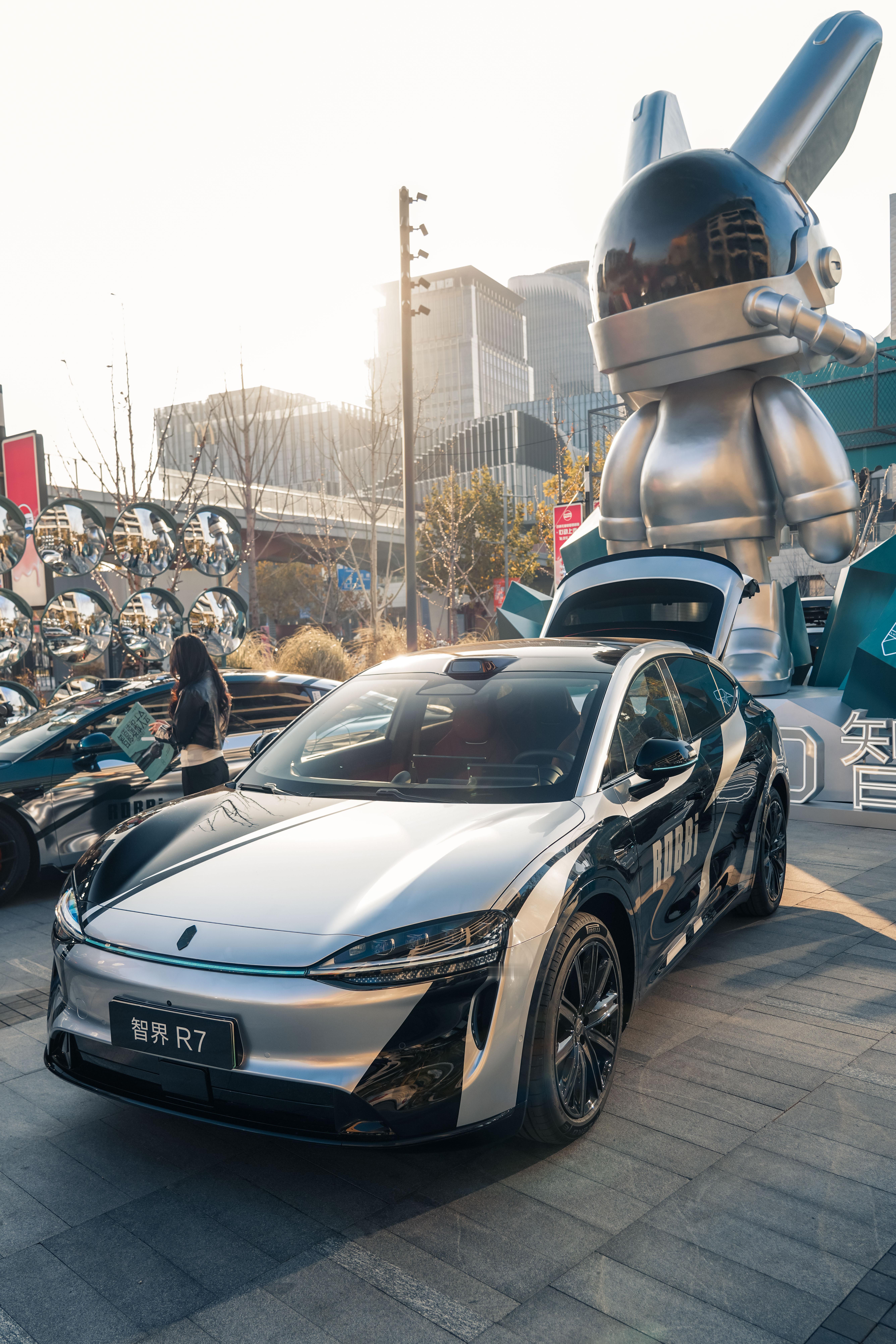 在上海参加了智界年度收官派对！现场有10台潮改R7和S7，其中包括三台太空兔RO