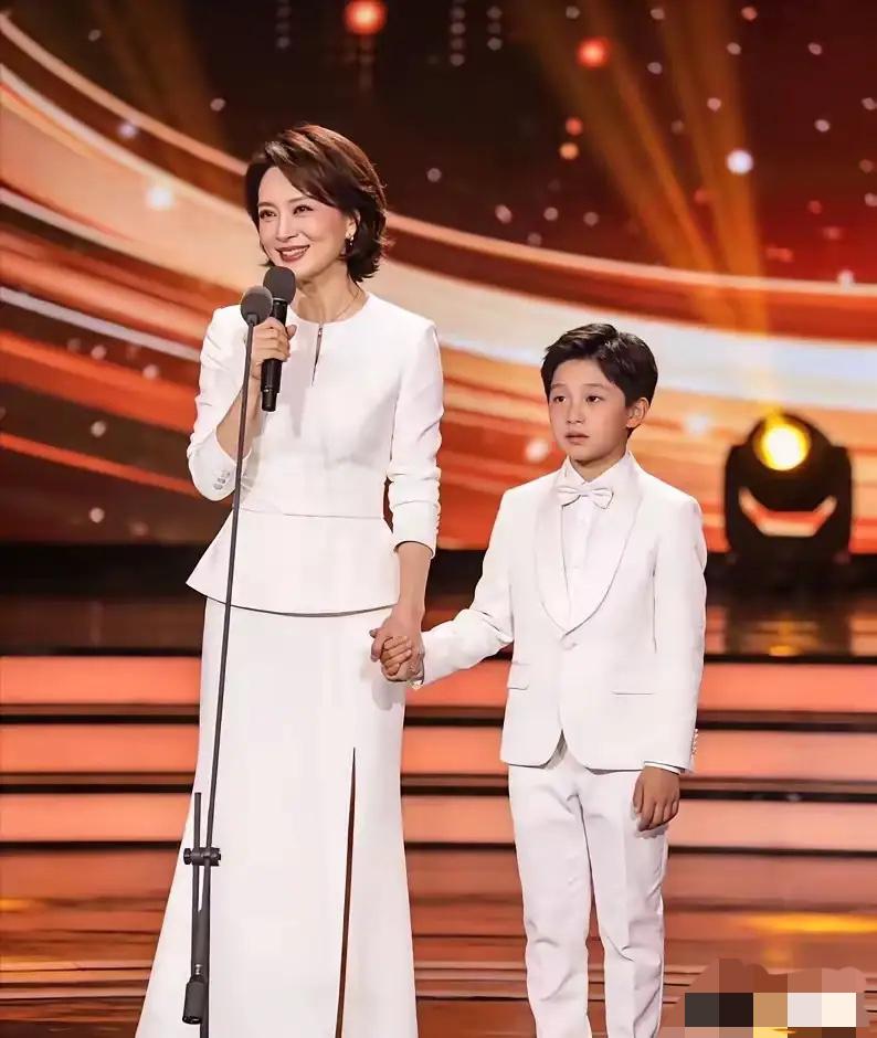 把孩子生在美国，让孩子拥有美国国籍是出于什么考虑呢？以前很喜欢看她的节目，