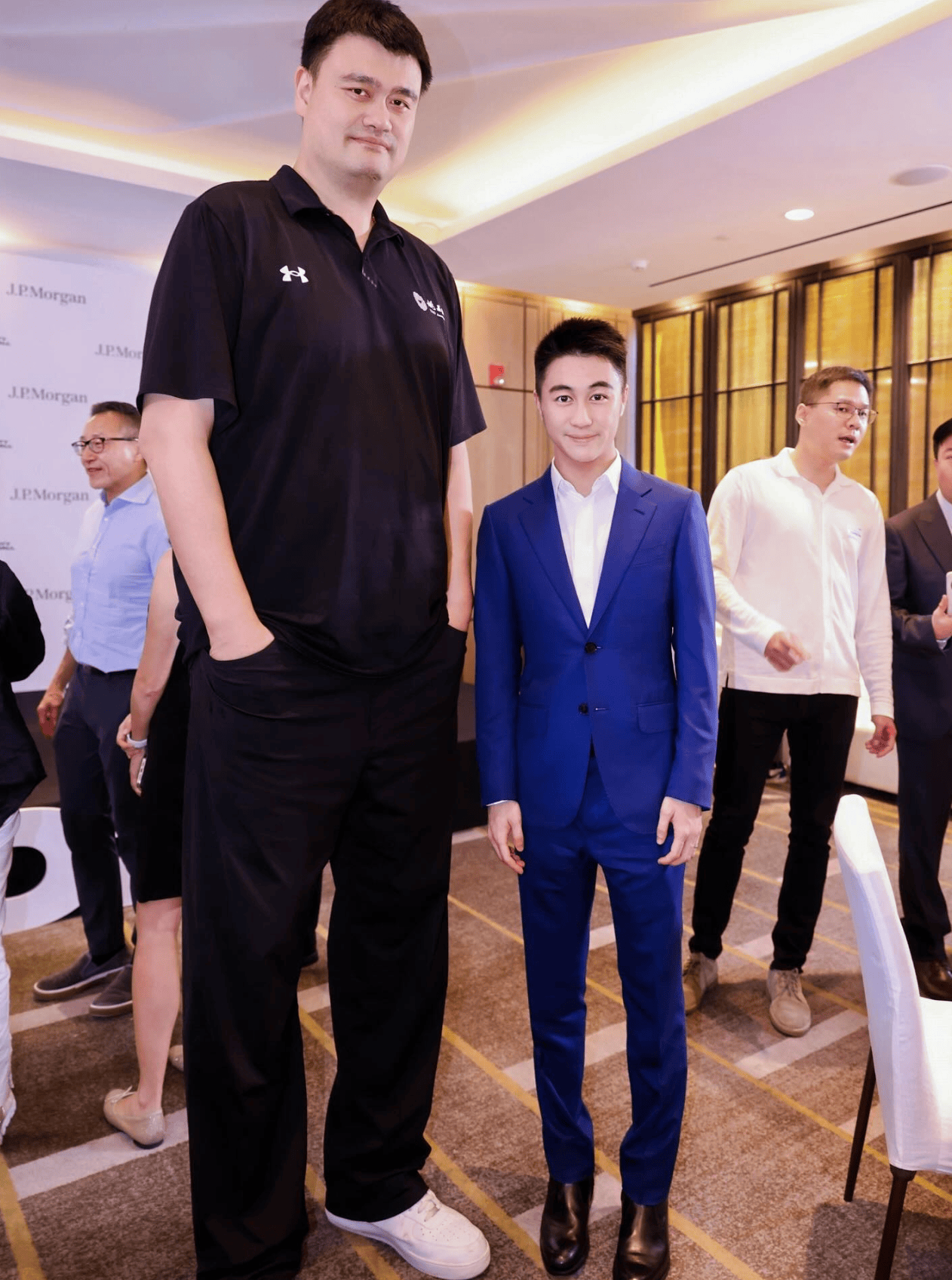 绿军小老板何猷君更新INS, 晒与姚明和蔡崇信合影照片