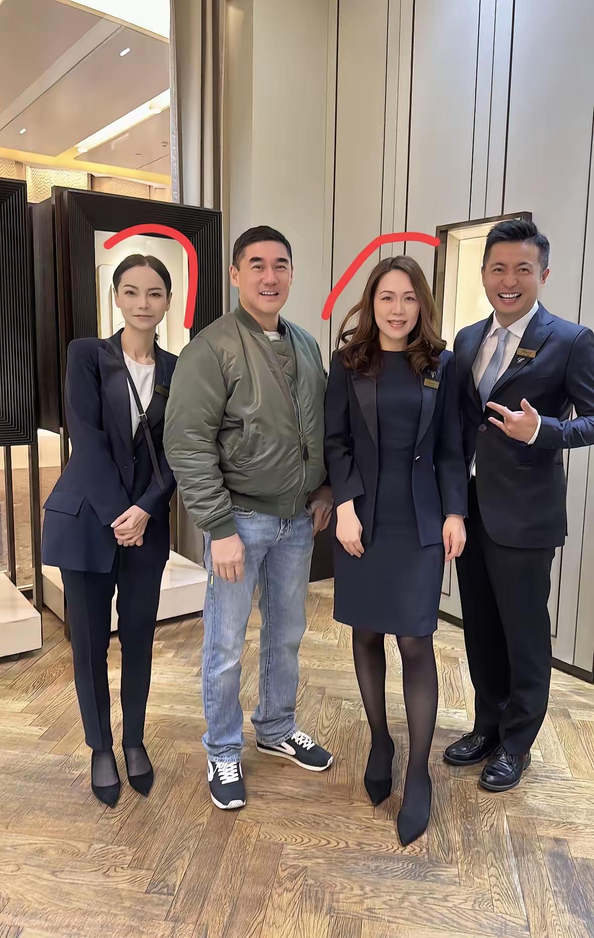 两个女孩，一个胖一个瘦，你们觉得哪个更养眼？微胖确实要好看些，耐看可爱，所以那些