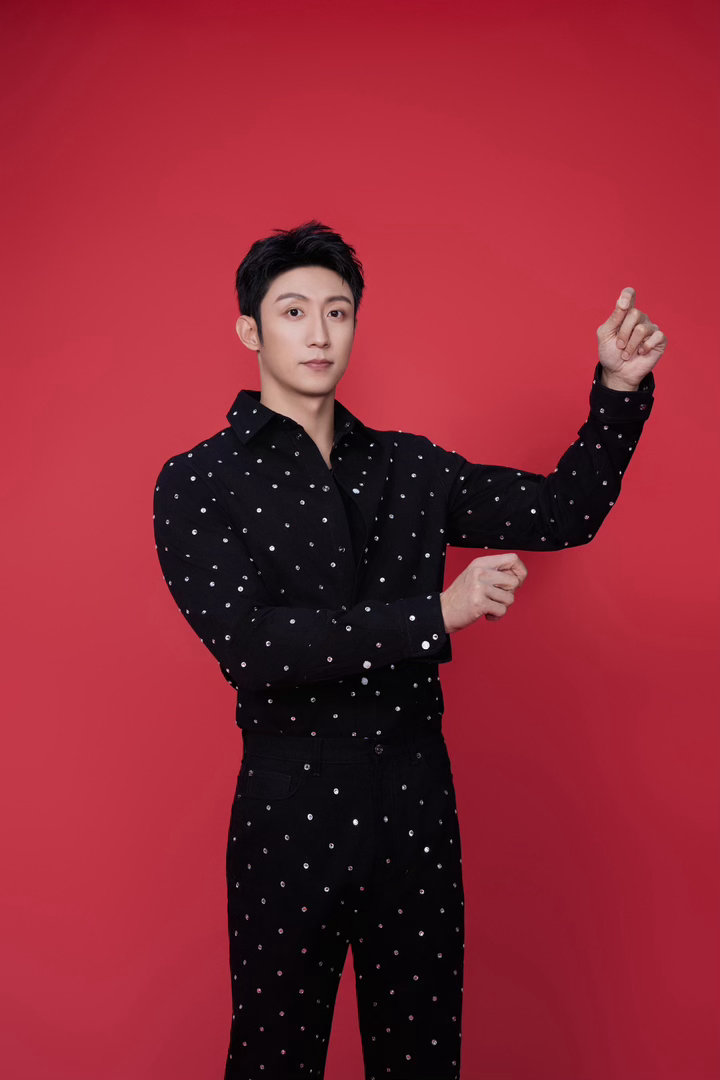 网友上海偶遇黄景瑜骑车网友偶遇黄景瑜喝咖啡了上海街头的惊喜偶遇！黄景瑜马甲配棒球