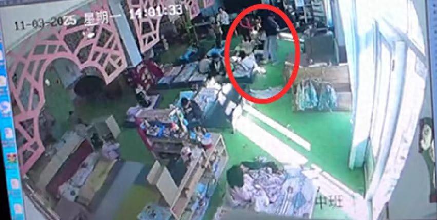 男童怕上幼儿园凌晨哭醒，“录音笔录到了幼儿园老师对多名小朋友的打骂恐吓”，监控里