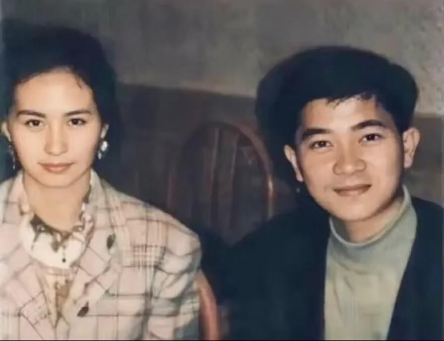 偏偏喜欢你港圈最刻骨铭心的意难平，莫过于陈百强与何超琼。他是干净温柔的乐坛公