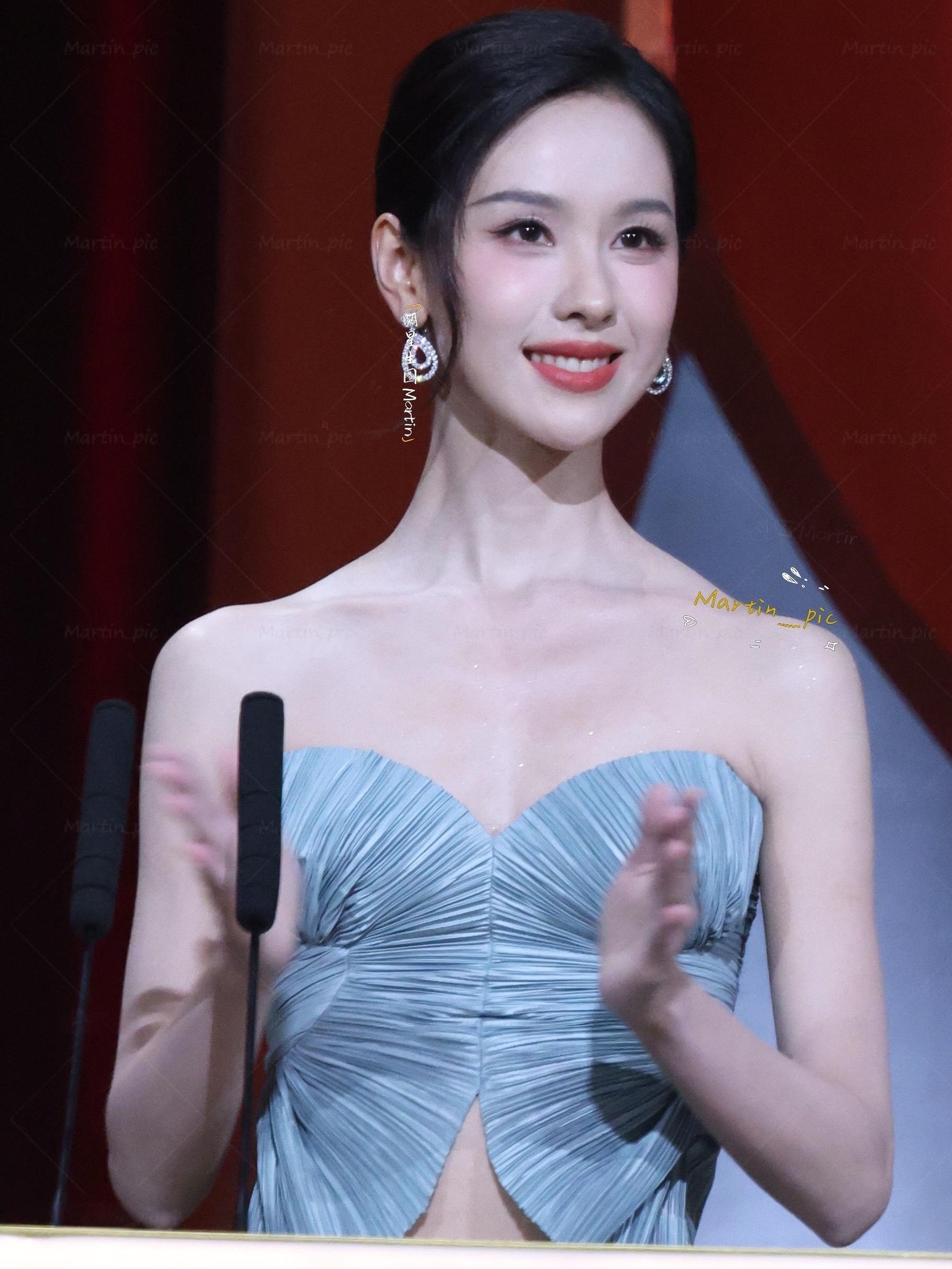 陈都灵金鸡奖内场生图来看她的健身成果！！！好美！