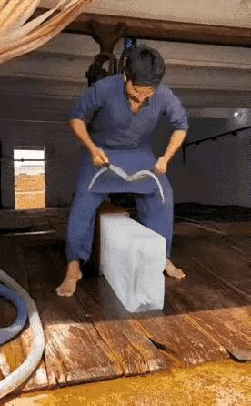 东大：三哥，你在干嘛呢？阿三：在抬冰块呢！东大：这么热的天，扛这么多冰块干嘛