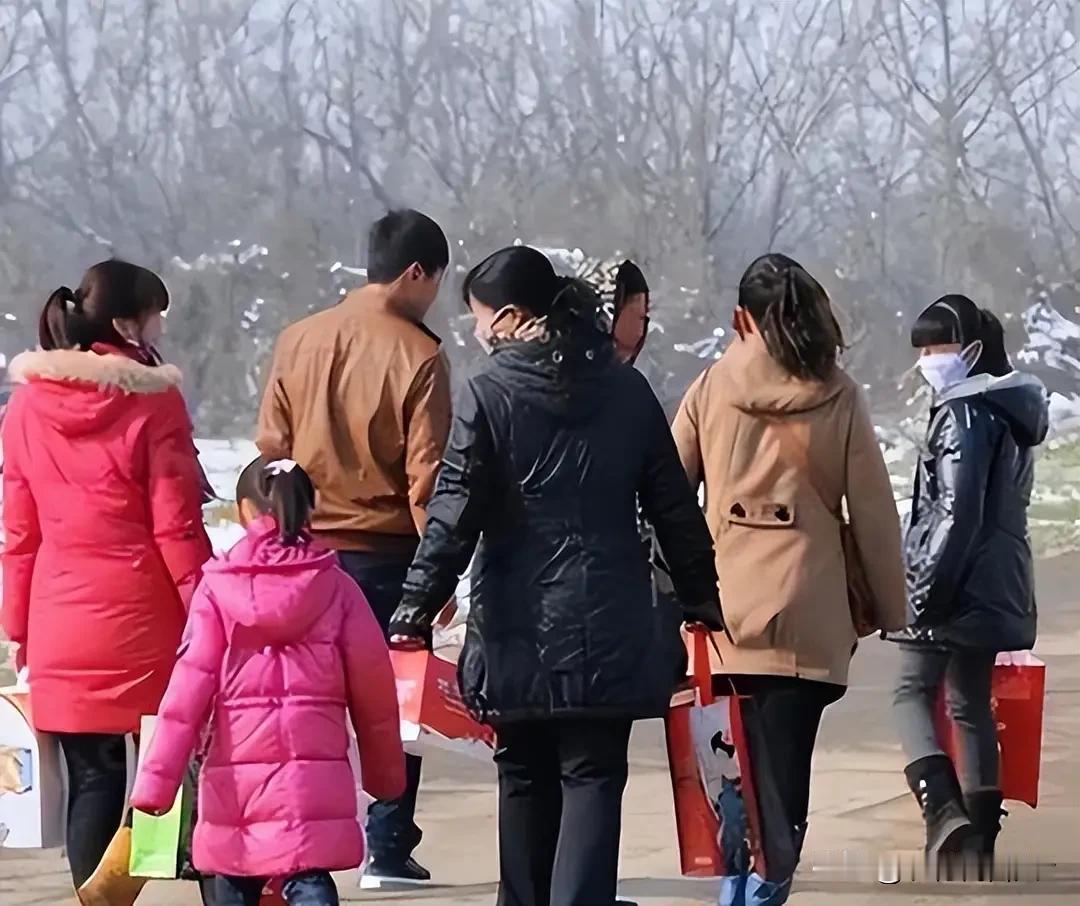 今年走亲戚我改了规矩：空手上门，坐下就聊会闲天，临走时塞个红包，亲戚都说“这才叫