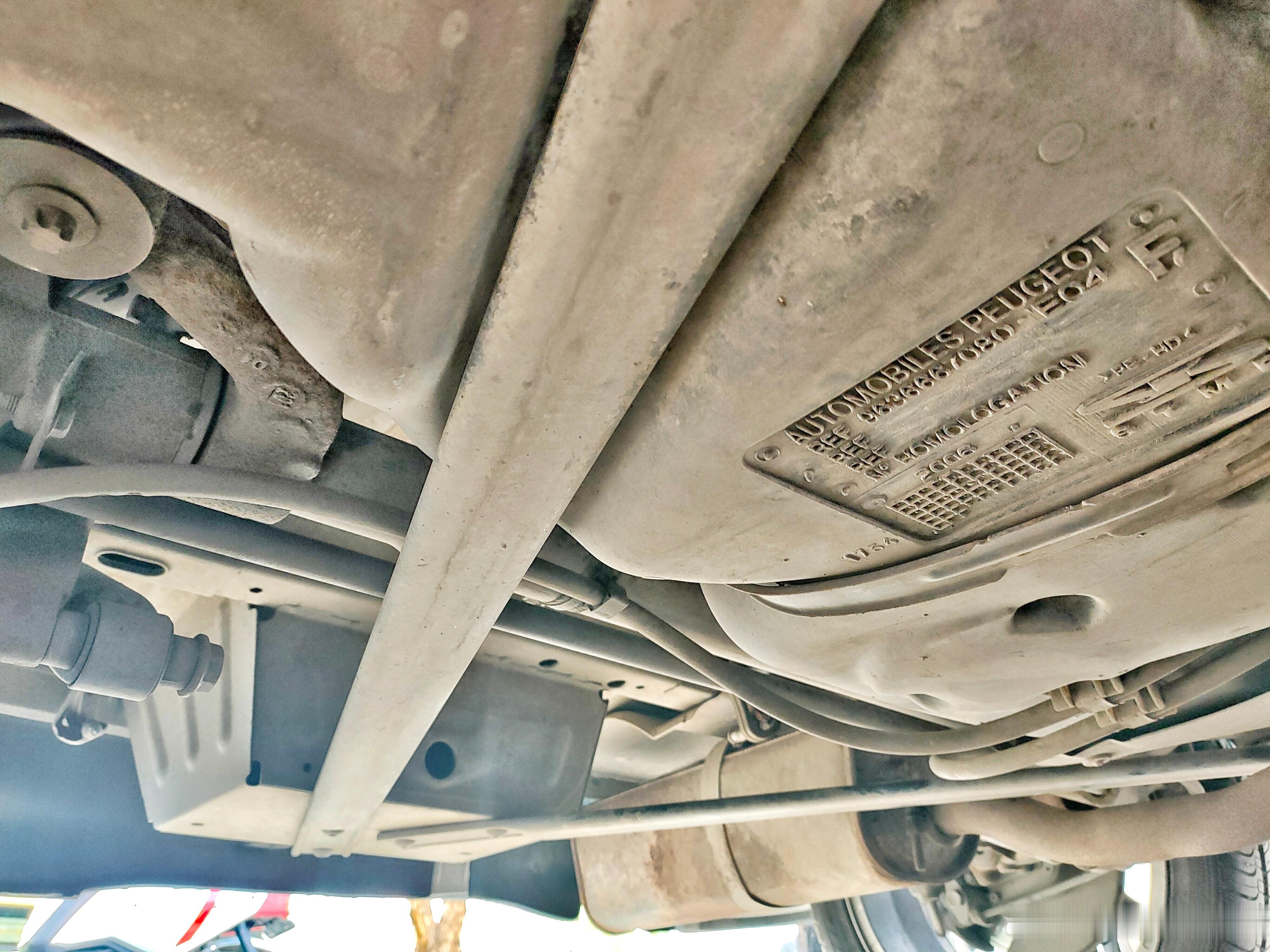 标致206类似物敞篷版的后腿和加强条。