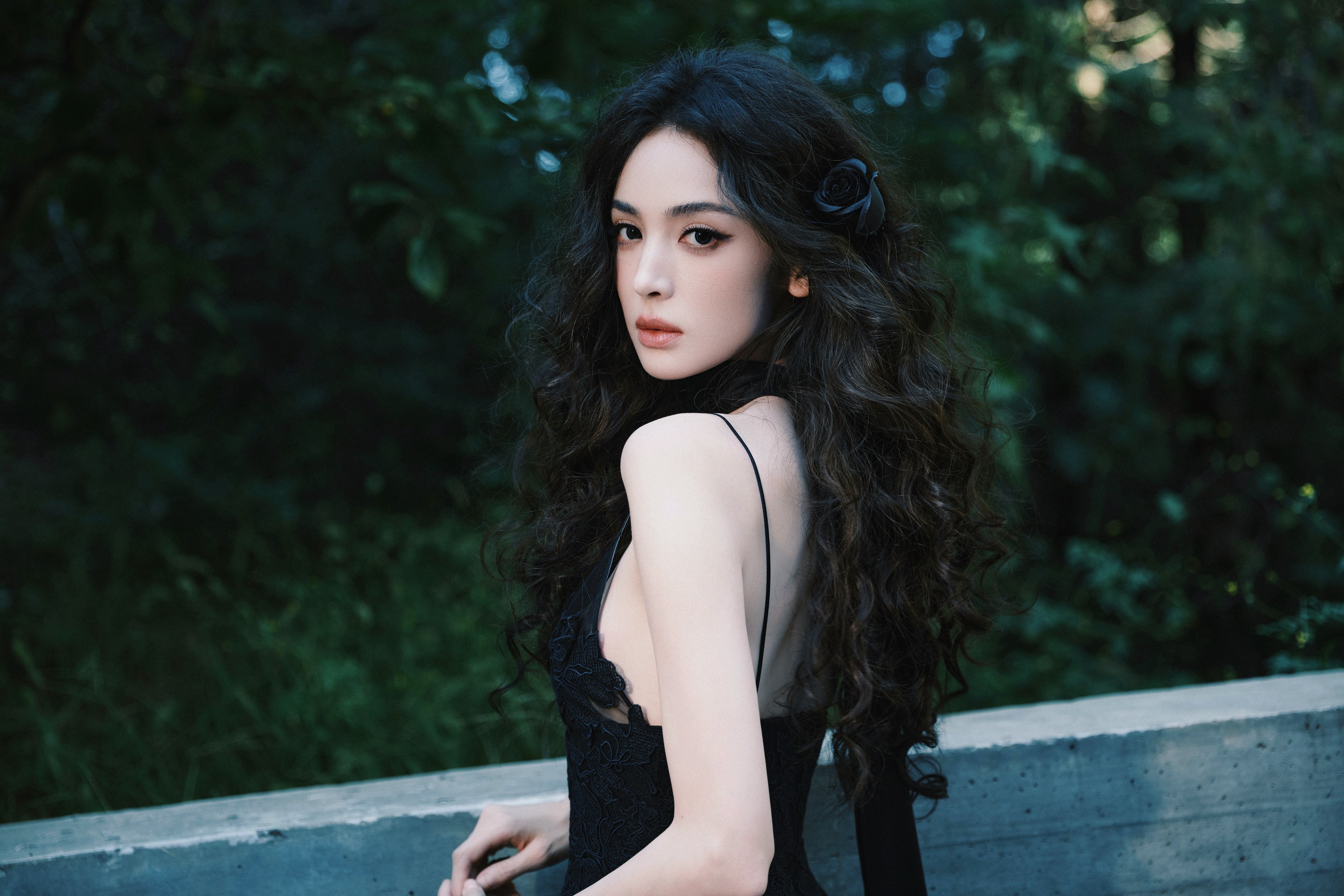 古力娜扎黑裙如暗夜的诗行，蕾丝是精致的注脚，丝带似飘逸的思绪。娜扎黑玫瑰​