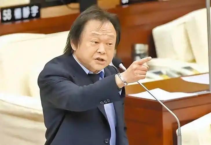 对于在野党联合“弹劾”赖清德，民进党“立委”王世坚受访时叫嚣，这样做过了，朝野不