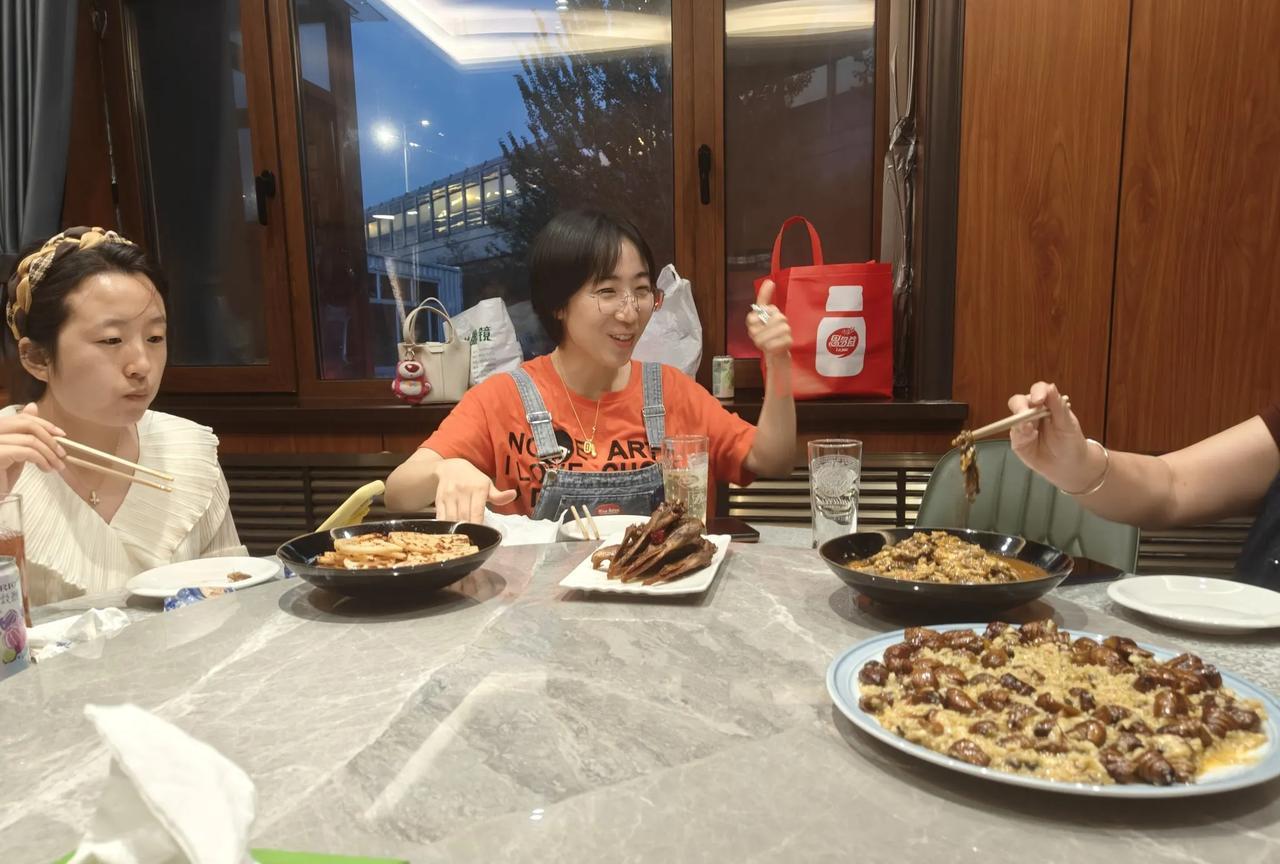 我眼睛里的90后！昨天晚上，五个90后晚辈说是要出去吃饭，去的地方都是通过大众