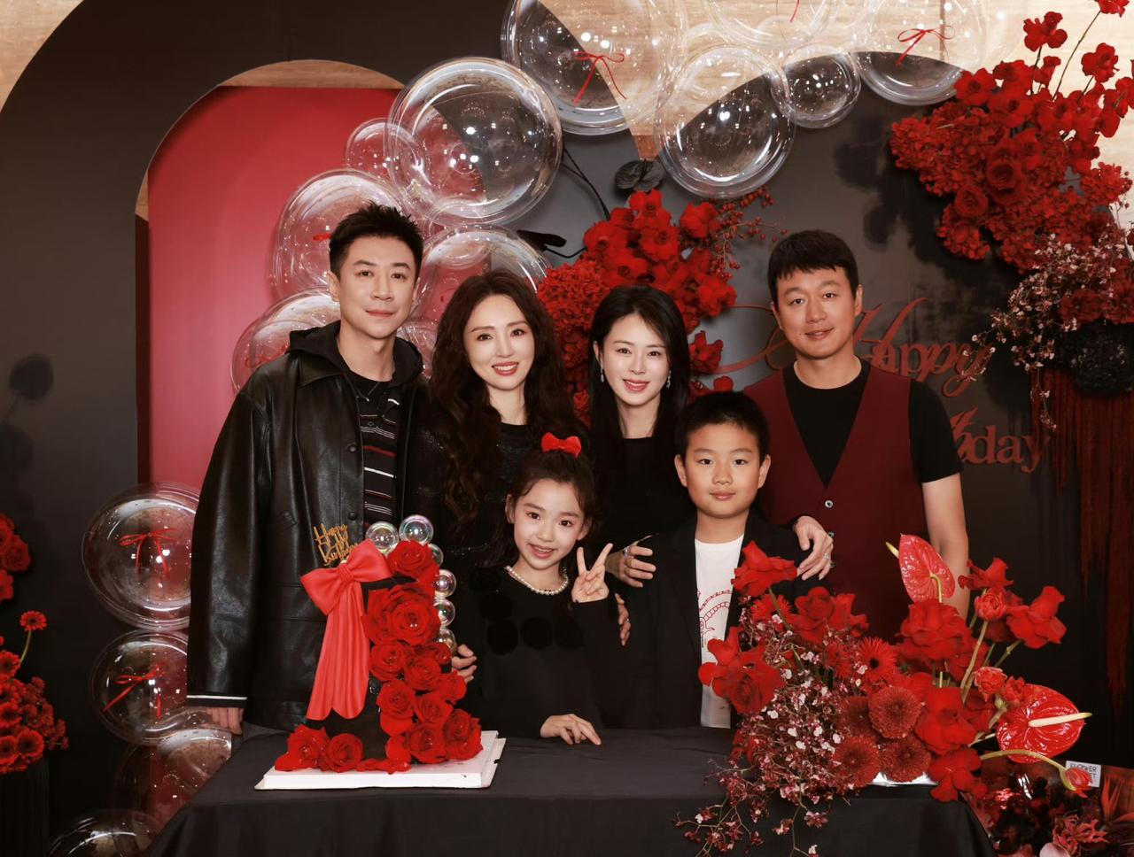 佟丽娅和陈思诚的儿子朵朵有对手啦！因为董璇家的小酒窝不只他一个青梅竹马，董璇的大