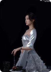 以后按这个标准给关晓彤做造型关晓彤首穿IVANYONG秀款太惊艳！千百朵手工