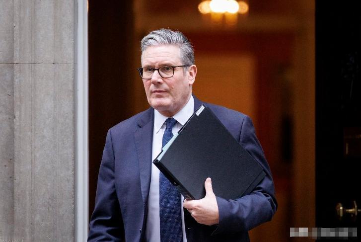 斯塔默访华回国后，面对记者的质疑，他说了一句很有趣的话，他说：“我与美国谈的是潜