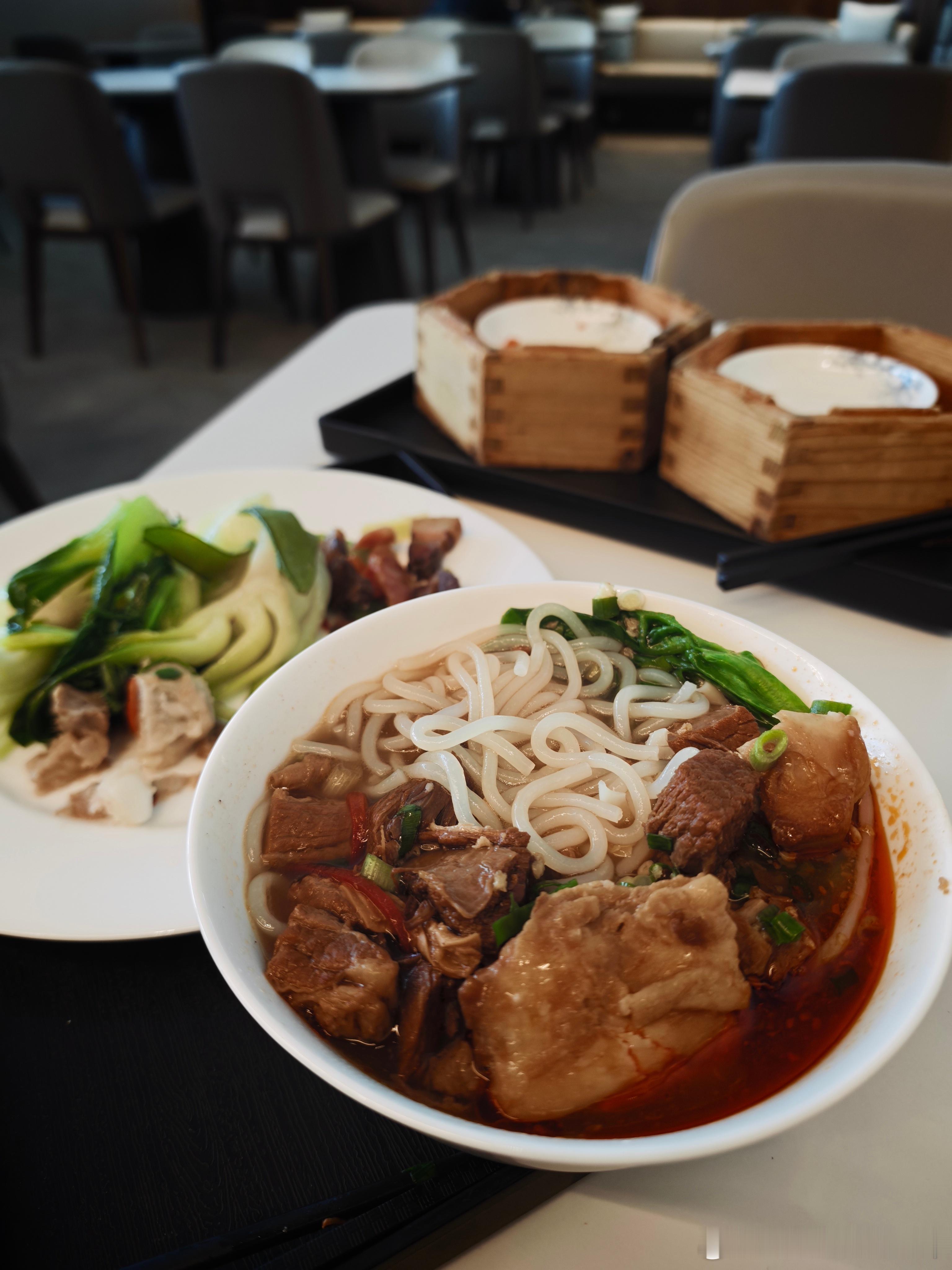 不知道是不是广州新开了一个T3，南航有压力要留住常客，新开的休息室很不错。