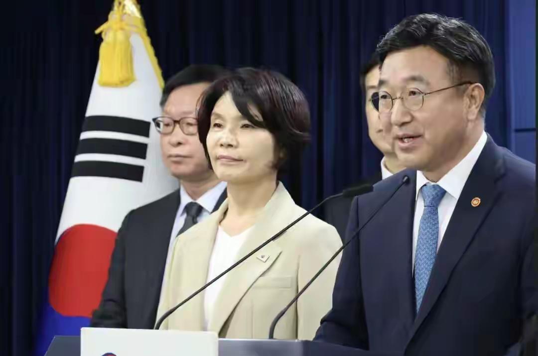 李在明真狠！上台后第一件事就是追杀与尹锡悦有关的检察厅，废除韩国检察厅，这招真