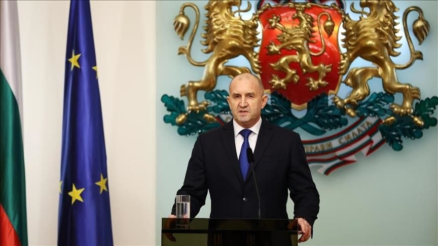 路透社报道，保加利亚正在举行议会选举，亲俄派前总统鲁门·拉德夫是热门人选。这是保