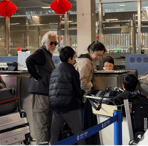 张纪中老婆发飙了！他在一边看着敢怒不敢言！年纪大了连话语权都没有了！排队时