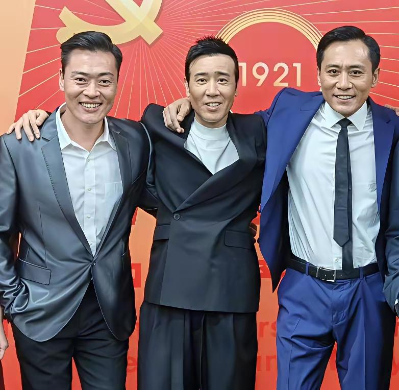 一眼认出高大英气的刘烨、温润清瘦的于和伟！唯独左边这位身穿灰衣、笑容爽朗的男士