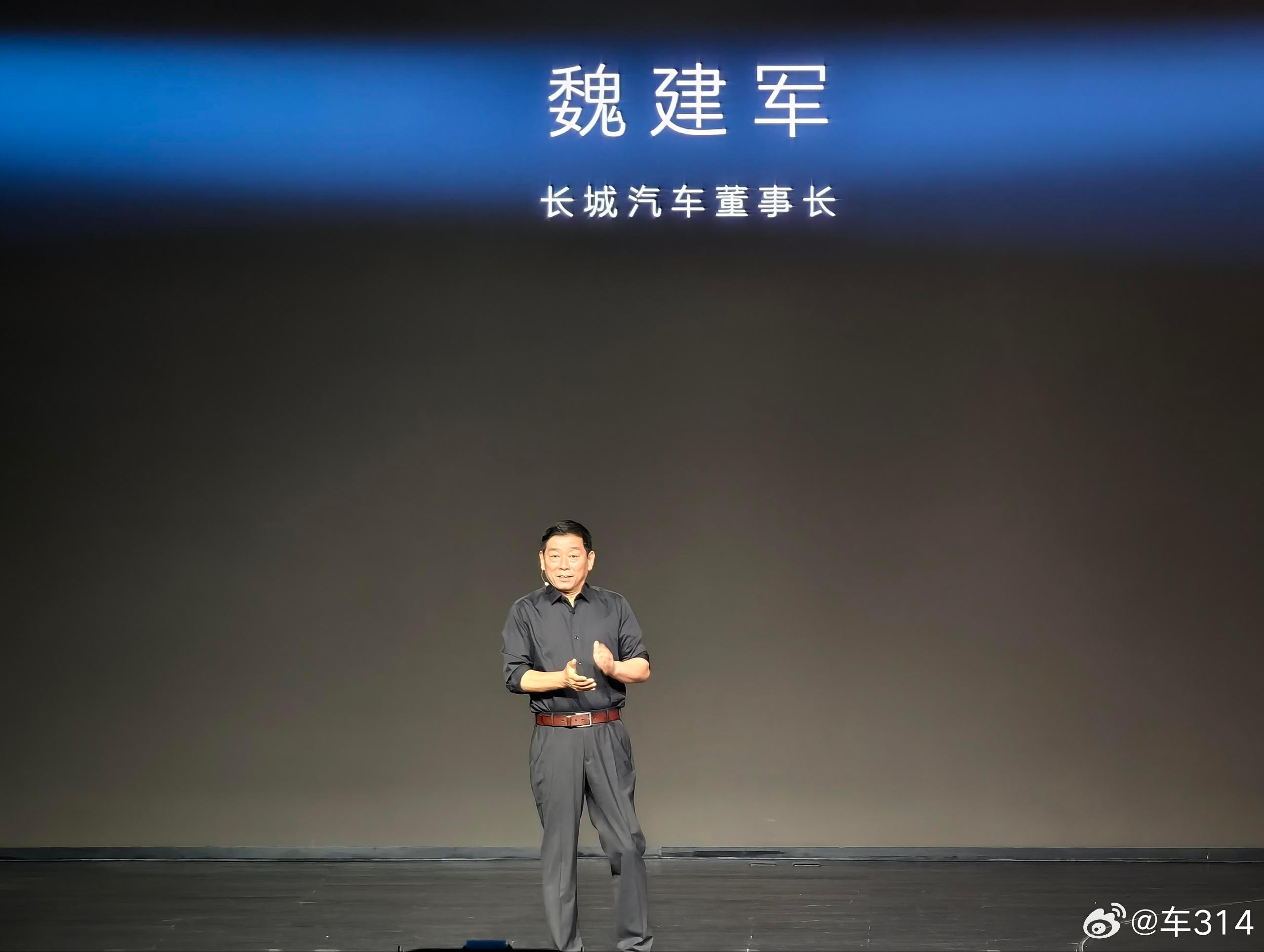 这两年高端MPV一下子就火起来了，老魏必然不能看着友商们粉蛋糕，自己也要分一大块