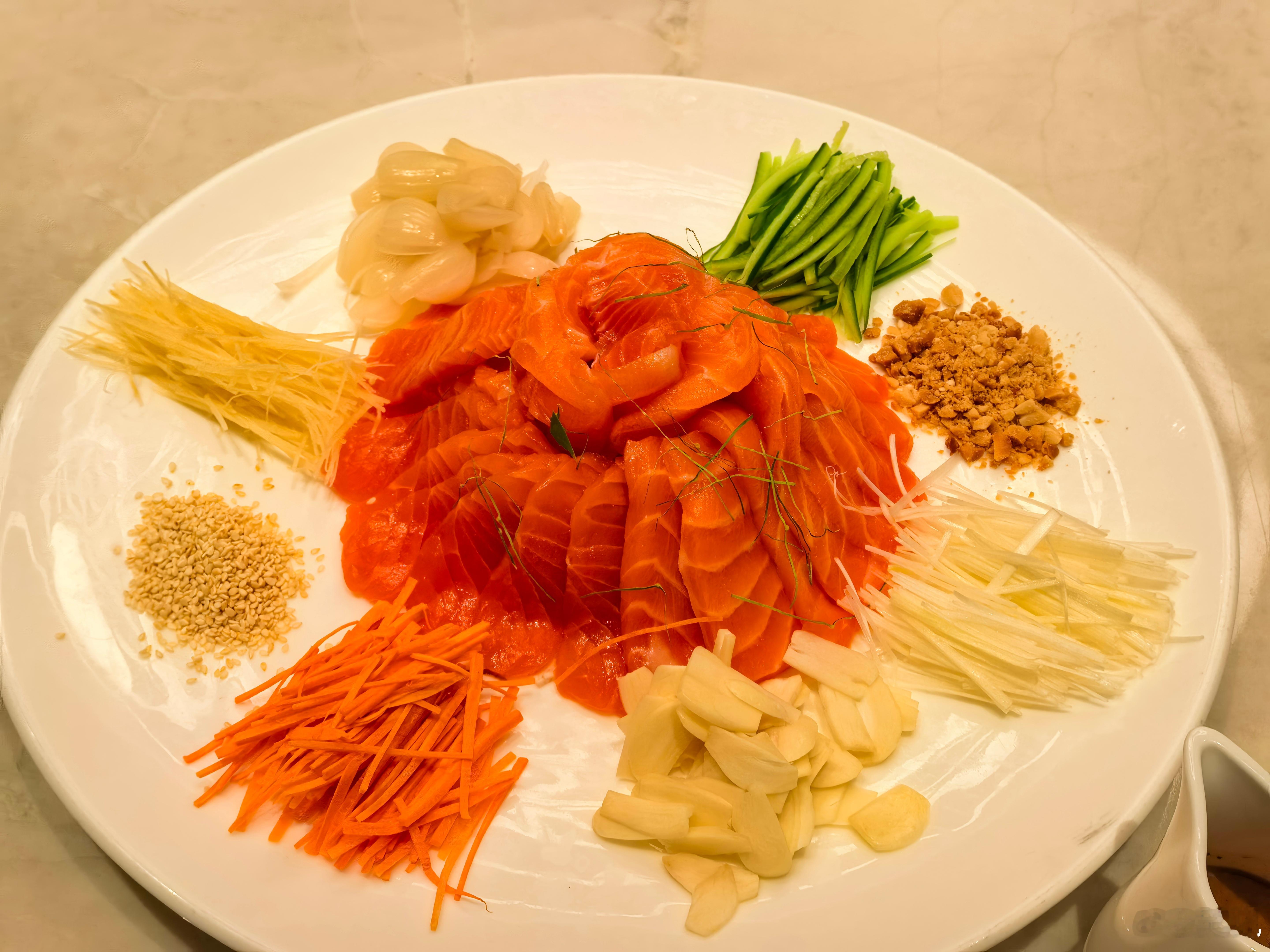 三文鱼也按照广东鱼生的做法了？