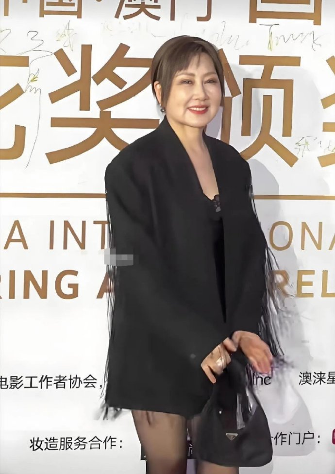 长发的张凯丽美艳绝伦，气质上升了好几个档次！​​​