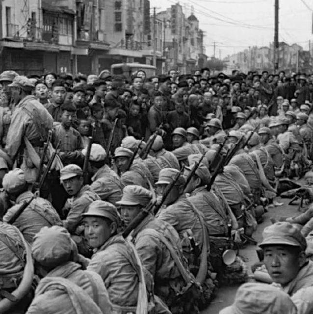 1947年，一位农民为解放军带路，谈及家人时说自己哥哥已参军十八年，名叫陈锡联
