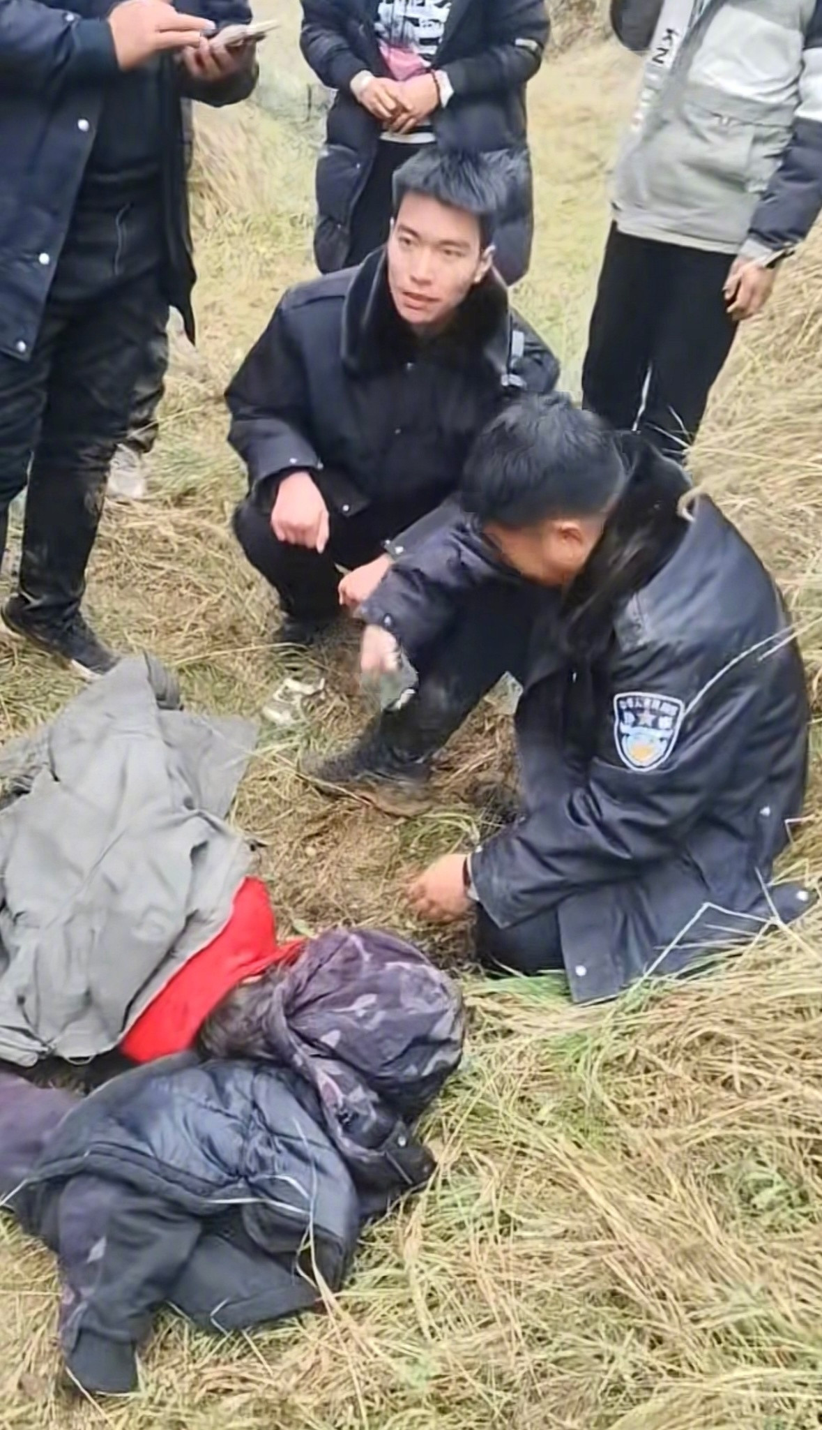 泥腿所长三天两夜寻回4岁女童，找到孩子那一刻他哭了