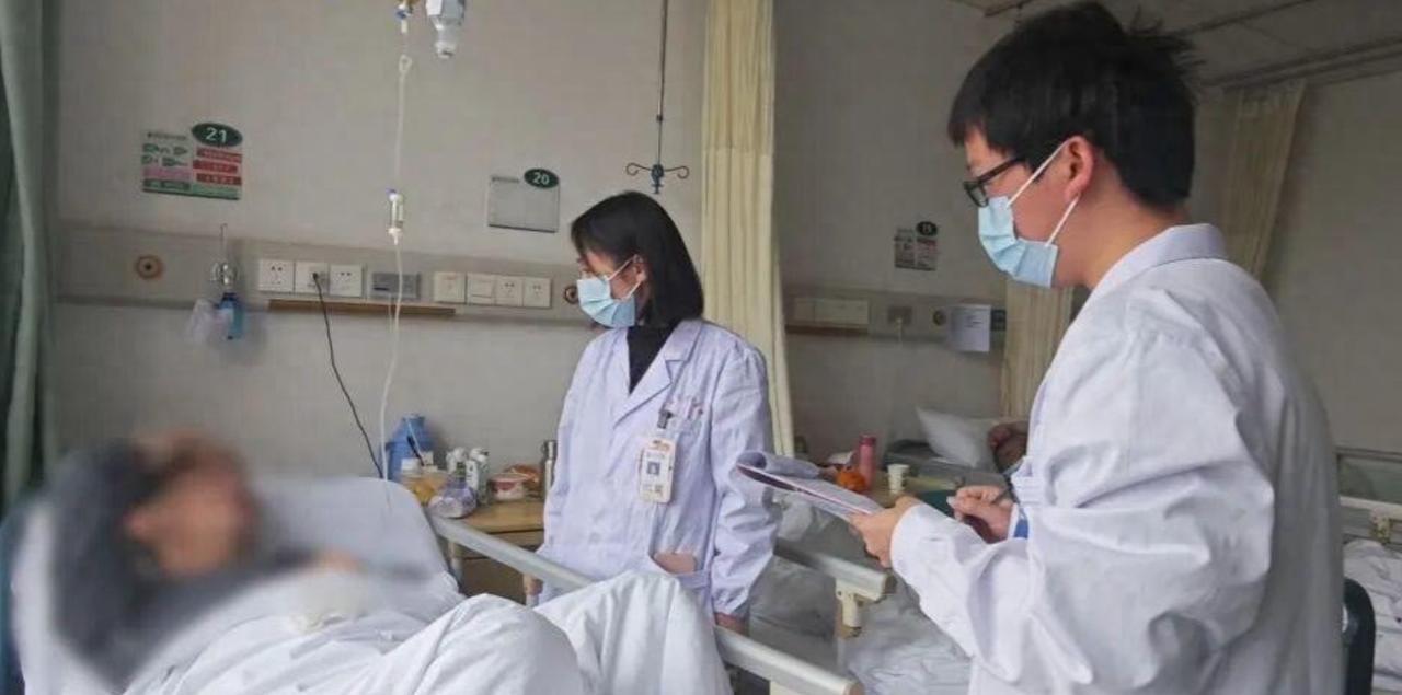 湖北武汉，一男子直播健身时在半小时左右做了300个深蹲，做完后感觉腿部发酸，但他