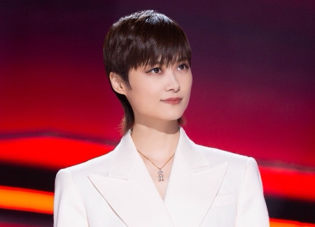 2005年，李宇春勇夺超女冠军后，老板龙丹妮赠送豪宅，豪车，对李宇春说：“春，一