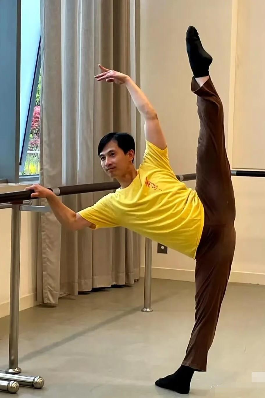 金老师沉默了杨丽萍也没想到48岁的黄豆豆，离她们越来越远了。他已经正式当选