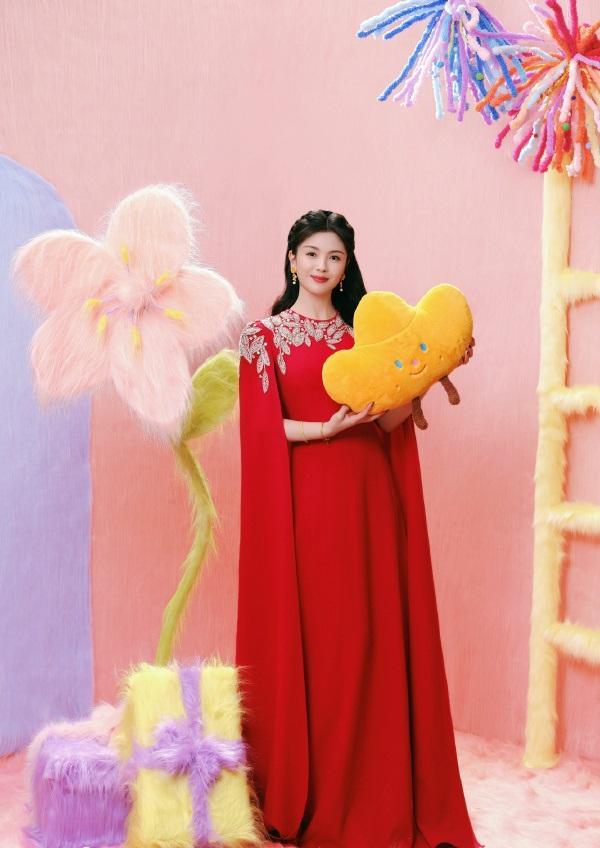 近日刘涛在参加晚会的时候搭配了一身红色的衣服，凸显出满满的喜庆感，真的是又美又时